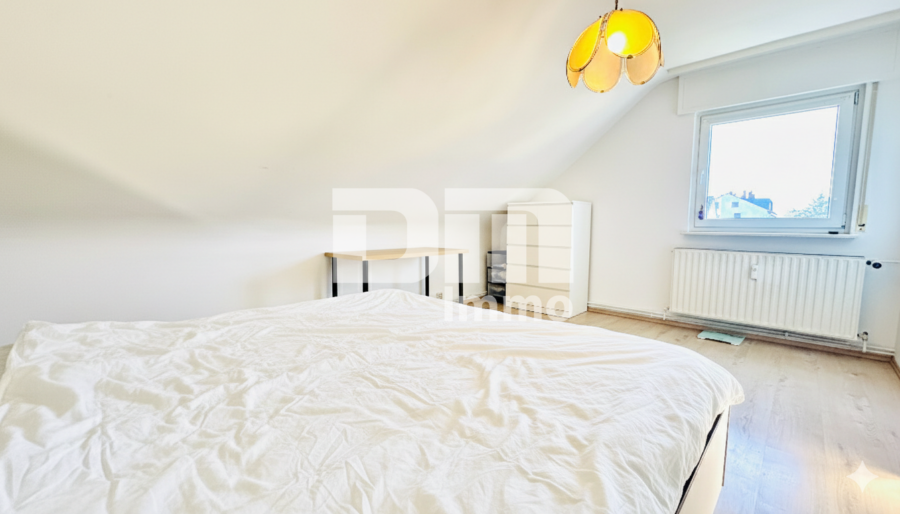 Kompakte Dreizimmer DG Wohnung in gepflegtem Dreifamilienhaus in gesuchter Lage - Wohnzimmer / Aktuell als Schlafzimmer genutzt